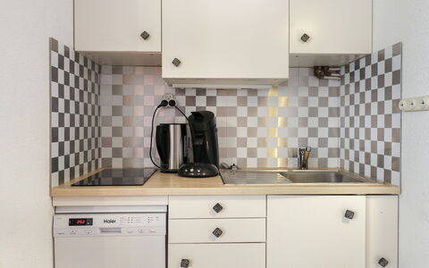 Le Lagon Bleu: Cabinetry, Evier, Comptoir, Meubles, Luminaire Plomberie, Robinet, Évier, Cuisinière, Appareil De Cuisine, Cuisine