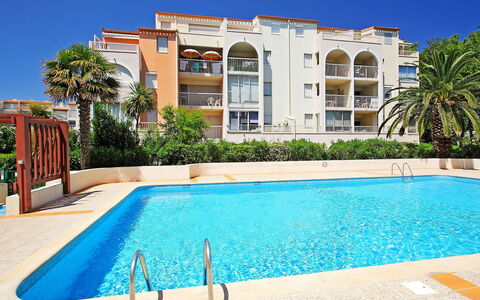 Le Lagon Bleu: L'Eau, Plante, Bâtiment, Propriété, Piscine, Bleu Azur, Bleu, Ciel, Arbre, Fenêtre