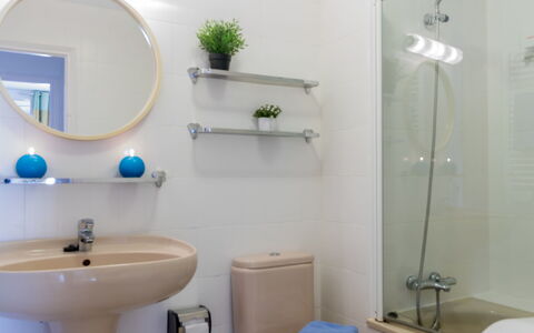 Caballito de Mar: Salle De Bains, Pièce, Propriété, Luminaire Plomberie, Design Intérieur, Mur, Accessoire Salle De Bain, Robinet, Toilette, Tuile