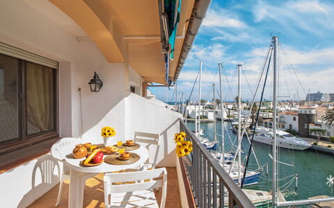 Caballito de Mar: Propriété, Yacht De Luxe, Jaune, Plate-Forme, Balcon, Bateau, Pièce, Ciel, Immobilier, Vacances