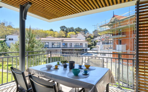 Couleurs Tchanquées: Table, Meubles, Propriété, Ciel, Plante, Chaise, Design Intérieur, Ombre, Architecture, Mobilier De Jardin