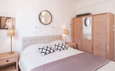 La Petite Arcachonnaise: Meubles, Propriété, Bois, Confort, Porte, Lit, Design Intérieur, Sol, Bâtiment