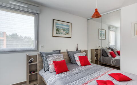 Bormes-Les-Mimosas 107: Chambre, Pièce, Meubles, Propriété, Lit, Rouge, Drap De Lit, Design Intérieur, Literie, Bâtiment