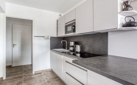 Bormes-Les-Mimosas 107: Propriété, Pièce, Meubles, Design Intérieur, Comptoir, Tuile, Cabinetry, Cuisine, Bâtiment, Maison