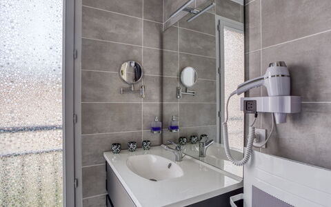 Bormes-Les-Mimosas 107: Miroir, Robinet, Évier, Lavabo, Luminaire Plomberie, Salle De Bains, Bâtiment, Violet, Plomberie