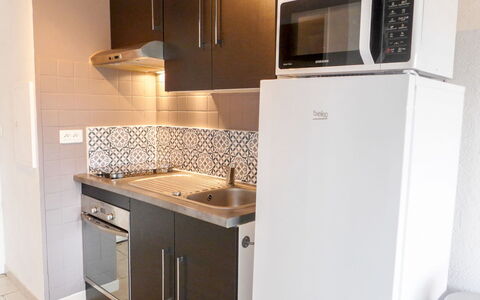 Saint Aygulf 104: Cabinetry, Propriété, Comptoir, Évier, Bâtiment, Evier, Cuisine, Cuisinière, Bois, Appareil De Cuisine