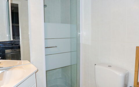 Saint Aygulf 104: Luminaire Plomberie, Armoire De Toilette, Salle De Bains, Robinet, Miroir, Bâtiment, Cabinetry, Sol, Maison