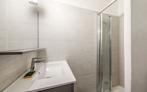 Le Narcisse: Bâtiment, Luminaire Plomberie, Évier, Robinet, Salle De Bains, Maison, Design Intérieur, Rectangle, Sol