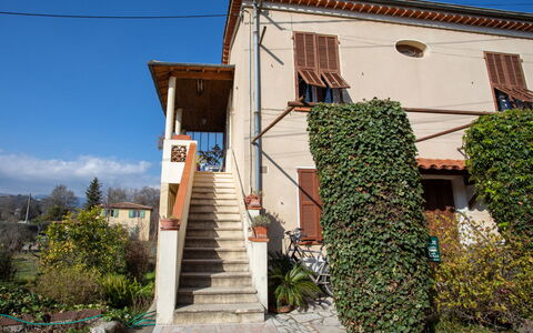 Le Narcisse: Ciel, L'Eau, Nuage, Propriété, Plante, Table, Bâtiment, Chaise, Ombre, Design Intérieur