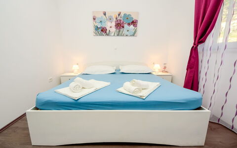 Lara: Propriété, Meubles, Décoration, Confort, Textile, Violet, Design Intérieur, Sol, Sol, Bois