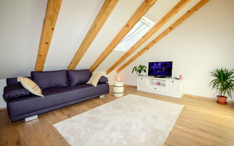 Lara: Propriété, Bâtiment, Meubles, Plante, Canapé, Pot De Fleur, Confort, Plante D'Appartement, Bois, Design Intérieur