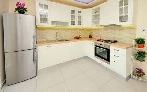 Lara: Comptoir, Cabinetry, Bâtiment, Propriété, Appareil De Cuisine, Cuisinière, Cuisine, Électroménager, Robinet, Evier