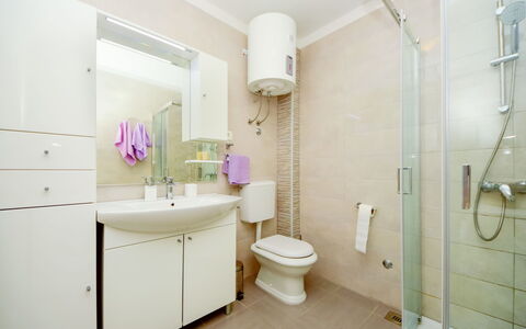 Lara: Miroir, Luminaire Plomberie, Propriété, Bâtiment, Évier, Salle De Bains, Violet, Lavabo, Plante, Robinet