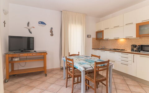 Alessandra: Ciel, Table, Meubles, Jour, Propriété, Plante, Montagne, Bleu Azur, Chaise, La Nature