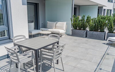 Seensucht 30.1: Table, Meubles, Fenêtre, Bâtiment, Plante, Chaise, Pot De Fleur, Mobilier De Jardin, Ombre, Bois