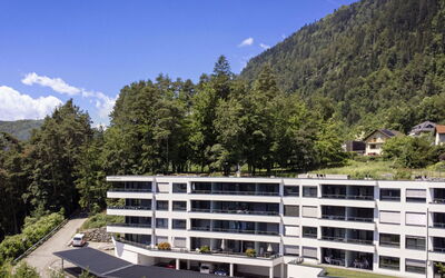 Apartment Gerlitzen mit Seeblick 30.15: Ciel, Bâtiment, Jour, Propriété, Fenêtre, Roue, Design Urbain, Voiture, Condominium, Plante