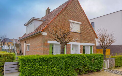 Villa Martinella: Plante, Ciel, Bâtiment, Fenêtre, Lot Terre, Nuage, Architecture, Maison, Arbre, Brique