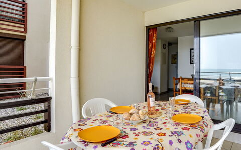 Cap D'Agde 905: Pièce, Jaune, Salle À Manger, Propriété, Design Intérieur, Table, Meubles, Orange, Maison, Bâtiment