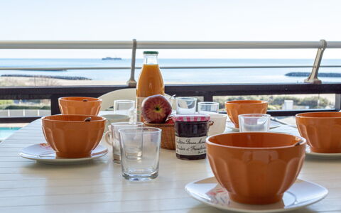Cap D'Agde 905: Table, Vaisselle, Drinkware, Aliments, Vaisselle, Meubles, L'Eau, Coupe, Assiette, Orange