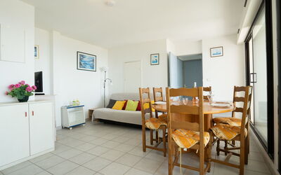 Le Sunset Cap Sud 905.7: Meubles, Design Intérieur, Chaise, Table, Plante D'Appartement, Salon, Sol, Sol, Maison, Cadre