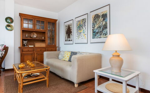 Can Panxo: Meubles, Propriété, Cadre, Bois, Confort, Design Intérieur, Jaune, Orange, Sol, Mur