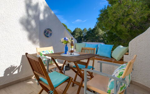Los Lagos: Propriété, Pièce, Meubles, Table, Immobilier, Maison, Bleu Azur, Design Intérieur, Bâtiment, Domicile