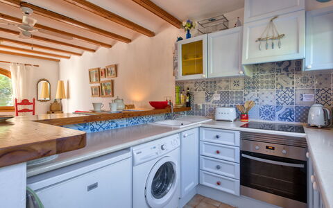 Los Lagos: Propriété, Pièce, Comptoir, Cuisine, Bâtiment, Cabinetry, Meubles, Immobilier, Design Intérieur, Maison