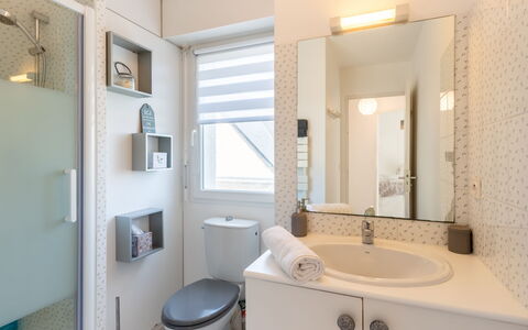 Le Clos St Colomban: Salle De Bains, Pièce, Propriété, Armoire De Toilette, Design Intérieur, Évier, Accessoire Salle De Bain, Bâtiment, Robinet, Maison