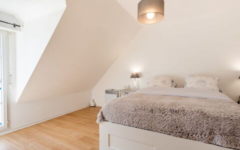 Le Clos St Colomban: Chambre, Lit, Meubles, Pièce, Propriété, Sol, Mur, Cadre De Lit, Design Intérieur, Drap De Lit