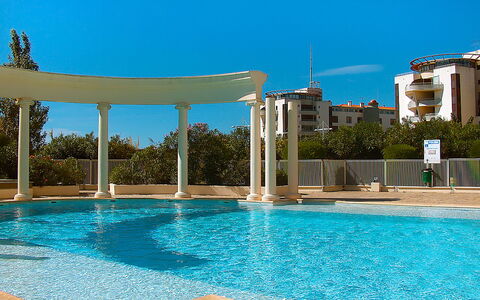 Les Colonnes de Circé: L'Eau, Ciel, Plante, Propriété, Piscine, Bleu Azur, Bâtiment, Rectangle, Ombre