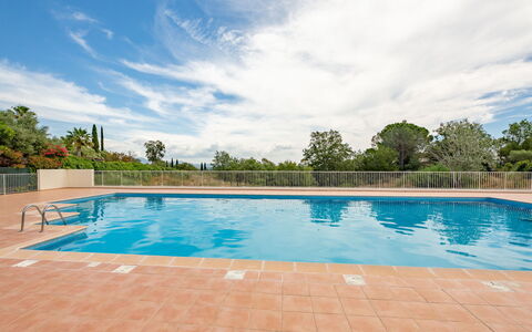 Roquebrune sur Argens 200: L'Eau, Ciel, Nuage, Plante, Piscine, Arbre, Ombre, Composite, Herbe, Paysage