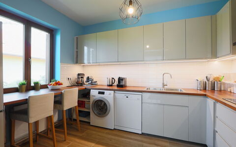 Aschbacher: Cabinetry, Comptoir, Fenêtre, Évier, Cuisine, Cuisinière, Appareil De Cuisine, Bois, Design Intérieur, Evier