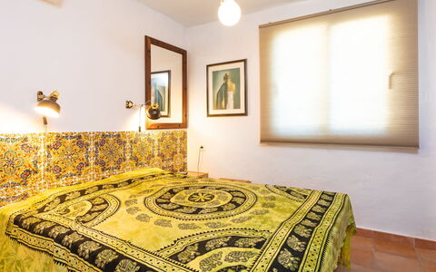 Granado: Chambre, Drap De Lit, Lit, Propriété, Pièce, Meubles, Jaune, Cadre De Lit, Sol, Design Intérieur