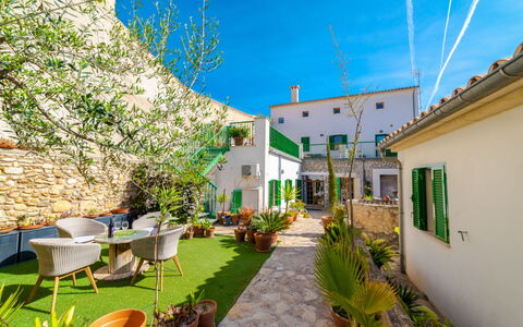 Can Canto: Plante, Ciel, Bâtiment, Meubles, Fenêtre, Pot De Fleur, Vert, Plante D'Appartement, Bleu Azur, Chaise