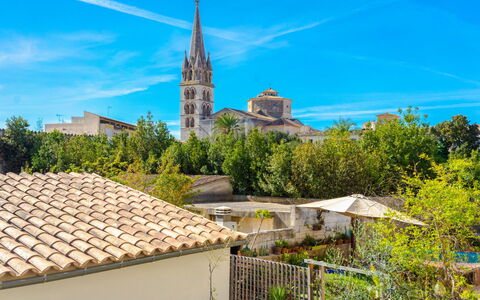 Can Canto: Nuage, Ciel, Plante, Propriété, Fenêtre, Bleu, Bâtiment, Arbre, Mur, Quartier