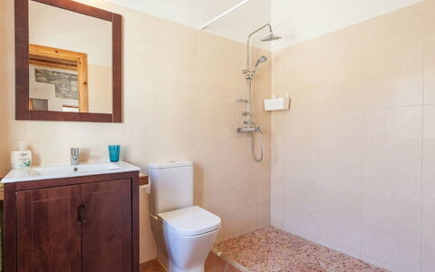 Can Canto: Luminaire Plomberie, Propriété, Armoire De Toilette, Évier, Salle De Bains, Miroir, Tete De Douche, Design Intérieur, Violet