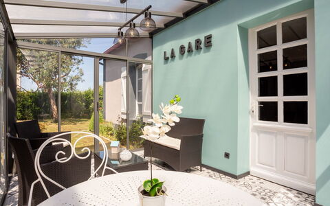 La Gare: Plante, Bâtiment, Propriété, Pot De Fleur, Plante D'Appartement, Table, Fenêtre, Ombre, Design Intérieur, Éclairage