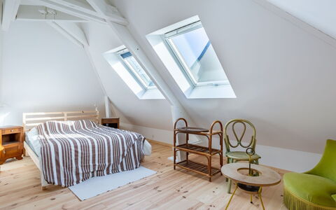 Sunny Lodge: Meubles, Propriété, Table, Bois, Confort, Fenêtre, Design Intérieur, Sol, Ombre