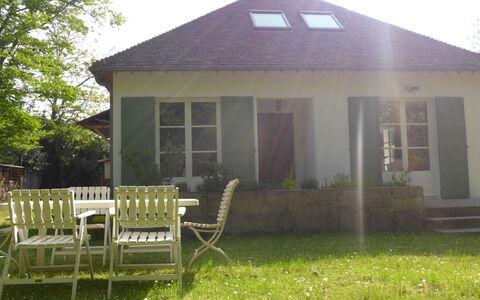 Sunny Lodge: Plante, Bâtiment, Propriété, Fenêtre, Ciel, Maison, Chaise, Ombre, Lot Terre, Architecture