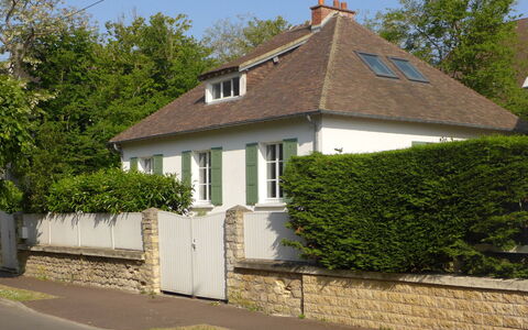 Sunny Lodge: Plante, Bâtiment, Propriété, Ciel, Fenêtre, Maison, Lot Terre, Zone Résidentielle, Chalet, Surface De La Route