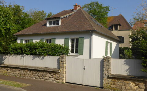 Sunny Lodge: Plante, Ciel, Bâtiment, Fenêtre, Maison, Arbre, Surface De La Route, Asphalte, Bois