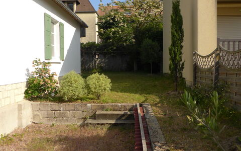 Sunny Lodge: Plante, Propriété, Bâtiment, Feuille, Fenêtre, Ciel, Lot Terre, Maison, Surface De La Route