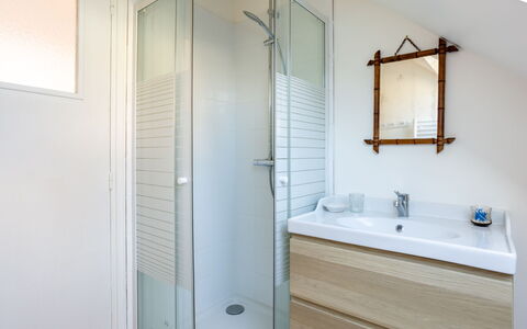 Sunny Lodge: Robinet, Luminaire Plomberie, Bâtiment, Propriété, Miroir, Armoire De Toilette, Évier, Bois, Salle De Bains