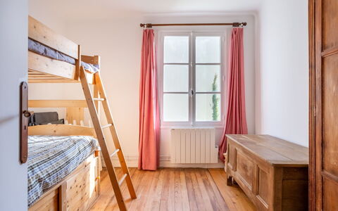 Sunny Lodge: Bâtiment, Bois, Textile, Design Intérieur, Architecture, Sol, Échelle, Sol, Tache De Bois