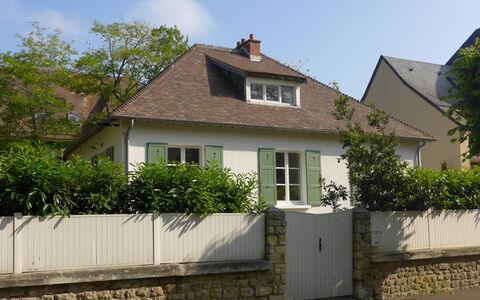 Sunny Lodge: Plante, Bâtiment, Ciel, Propriété, Fenêtre, Maison, Lot Terre, Arbre, Clôture, Zone Résidentielle