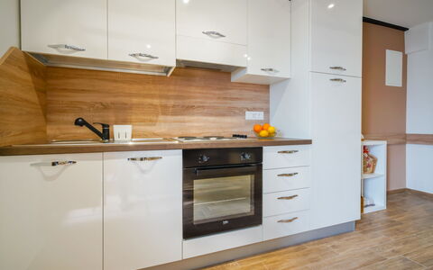 Lovran Tuliševica 406: Cabinetry, Comptoir, Propriété, Meubles, Bâtiment, Évier, Cuisine, Evier, Cuisinière, Appareil De Cuisine