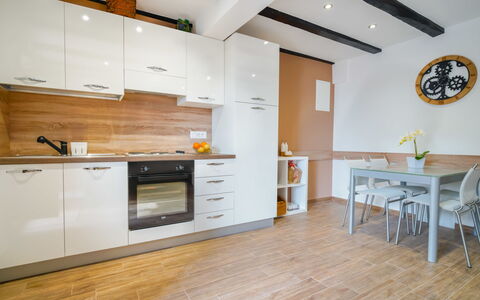Lovran Tuliševica 406: Cabinetry, Meubles, Propriété, Bâtiment, Comptoir, Chaise, Table, Bois, Design Intérieur, Tiroir