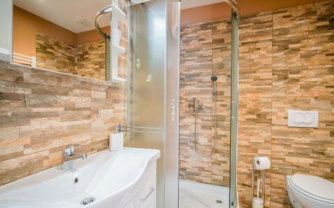 Lovran Tuliševica 406: Luminaire Plomberie, Baignoire, Propriété, Photographier, Robinet, Tete De Douche, Salle De Bains, Éclairage, Design Intérieur
