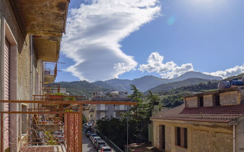 Sinago: Ciel, Nuage, Jour, Lumière, Bâtiment, Fenêtre, La Nature, Bleu Azur, Infrastructure, Montagne
