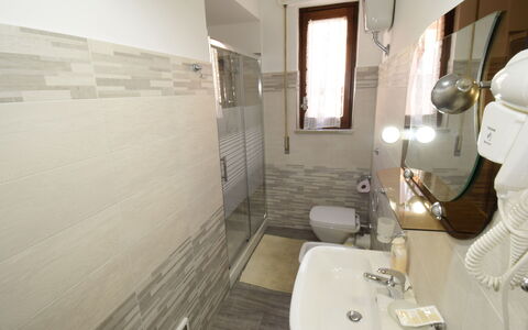 Sinago: Salle De Bains, Propriété, Pièce, Tuile, Design Intérieur, Sol, Mur, Luminaire Plomberie, Architecture, Immobilier